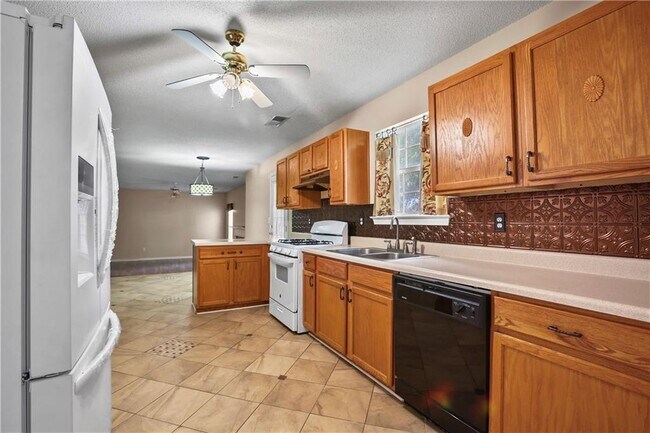 Building Photo - 2224 Eagles Nest Cir