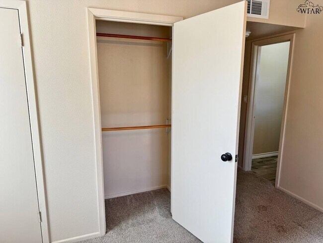 Building Photo - 1408 Normandy Dr