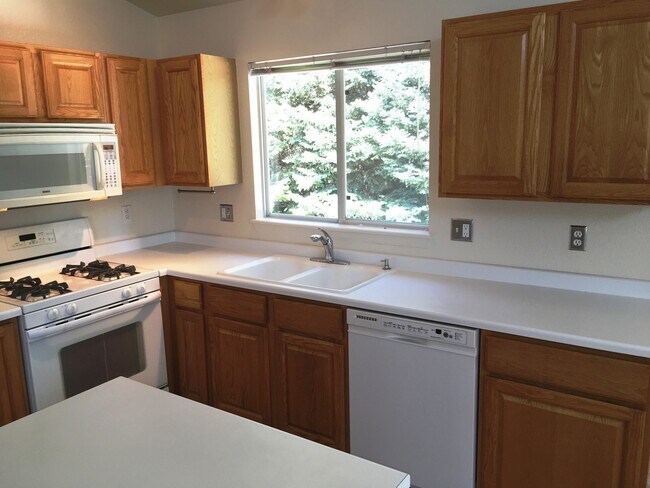 Building Photo - Modern Waneka Lake 4 Bedroom, 3 Bath Prett...