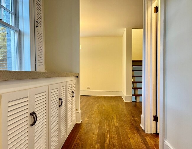 Building Photo - Very Spacious 2/2.5 Condo w/ Off-Street Pa...