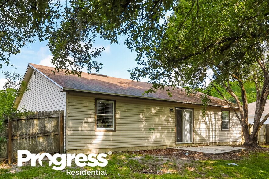 Building Photo - 1615 Twin Oak Ln