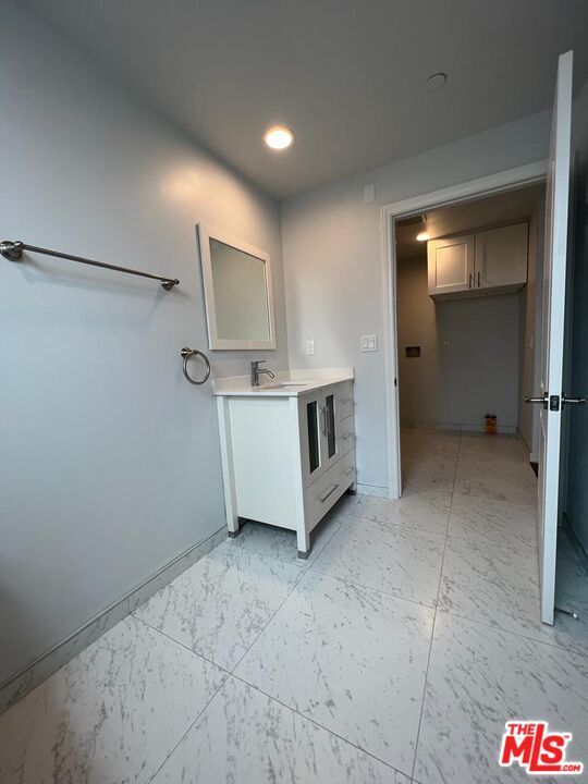 Building Photo - 1529 N Kingsley Dr