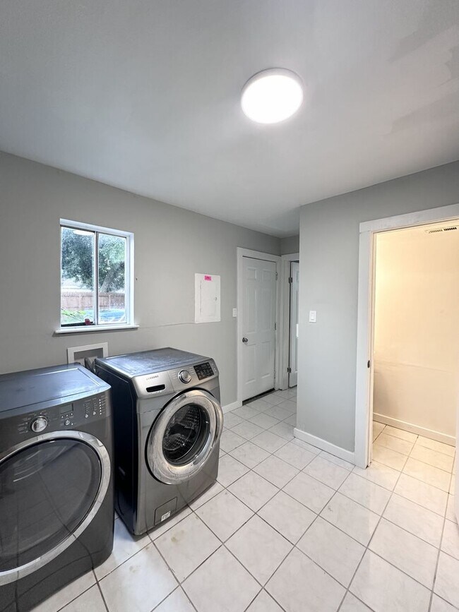 Building Photo - Renovated 4-bedroom, 2.5 bathroom in Virginia Beach