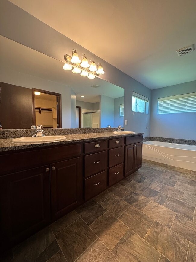 Building Photo - Spacious 5-Bedroom Home with Bonus Living ...