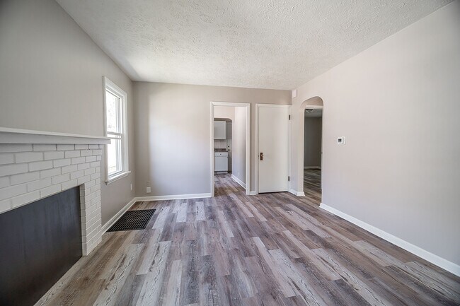 Building Photo - 1386 E 19th Ave