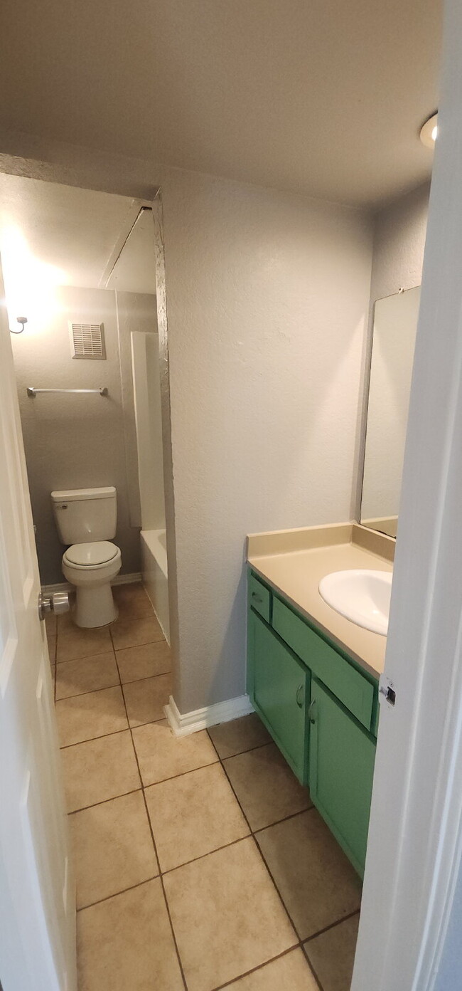 Building Photo - Charming 2 Bed/ 1 Bath Duplex with a Garag...