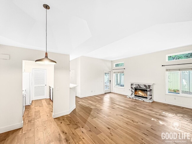 Building Photo - Beautiful Updated 2 Bed 2.5 Bath Condo in ...