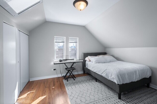 Building Photo - 1644 N Hermitage Ave