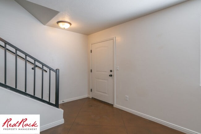 Building Photo - Conveniently located 3 Bedroom Townhome