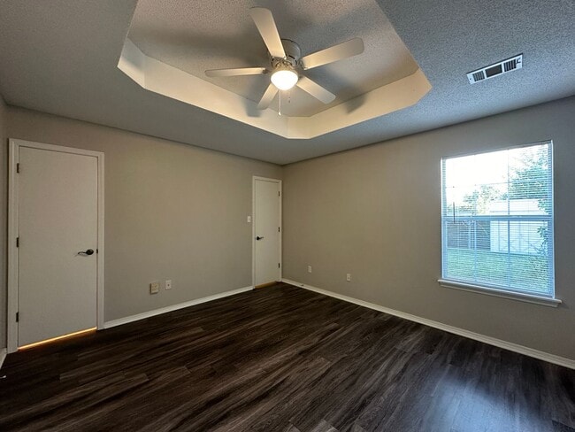 Building Photo - Gorgeously Updated 3 Bed 2 Bath 2 Car Garage