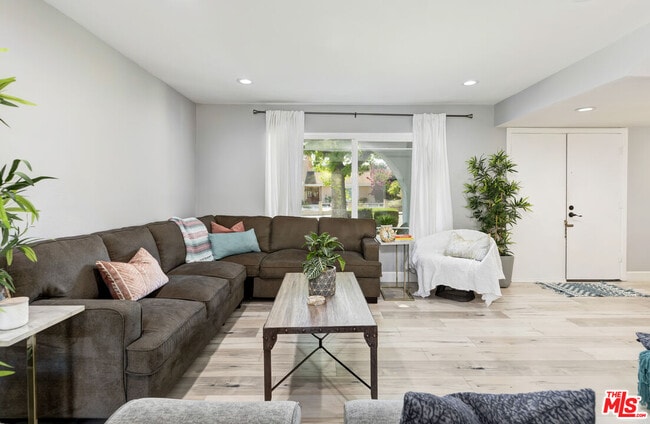 Building Photo - 628 Royalview St