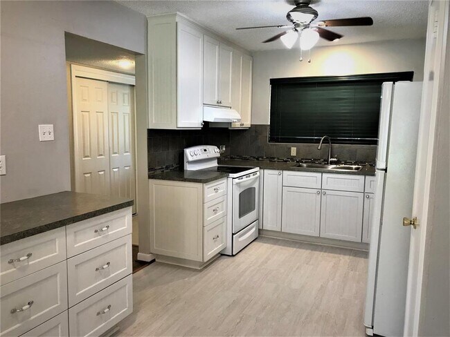 Building Photo - 9710 Pine Lake Dr