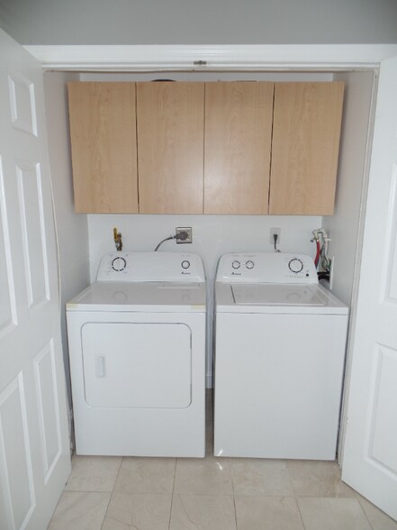 Building Photo - 2881 N Oakland Forest Dr