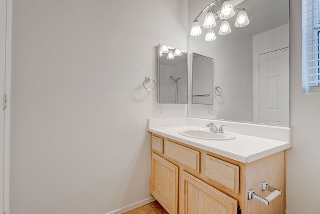 Building Photo - Beautiful 2 Bedroom Home Backing to Greenbelt