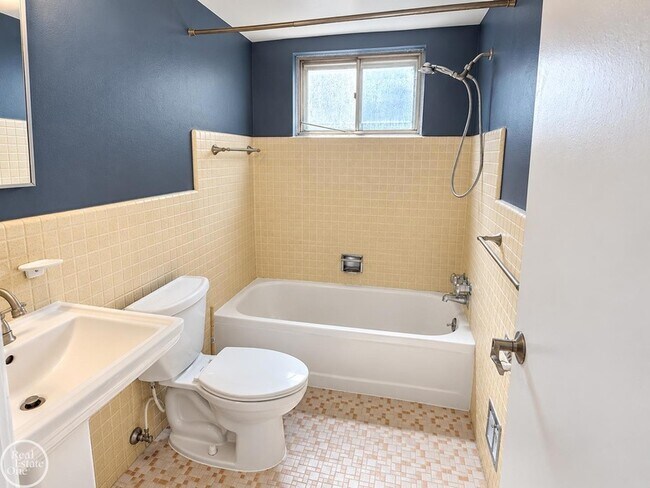Building Photo - 4840 Briarwood Ave