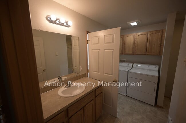 Building Photo - 2 bed 1 bath apartment in Port Angeles, close to Peninsula College and the Olympic National Par