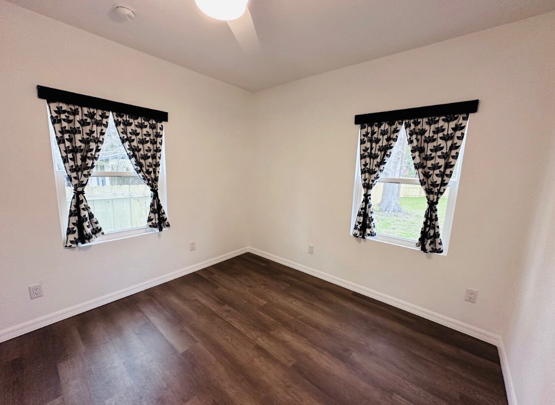 Building Photo - 329 NE 2nd St