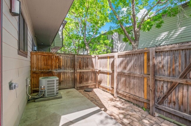 Building Photo - Contemporary Comfort Meets Convenience in ...