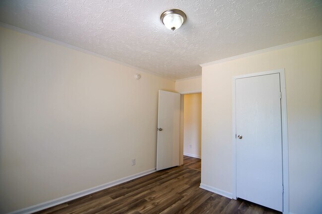 Building Photo - Private home on large lot!