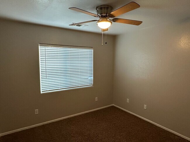 Building Photo - 1015 W Westmont Ct