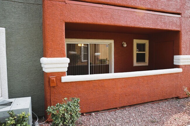 Building Photo - SW - COZY CONDO - 2 BEDROOM - 1ST FLOOR