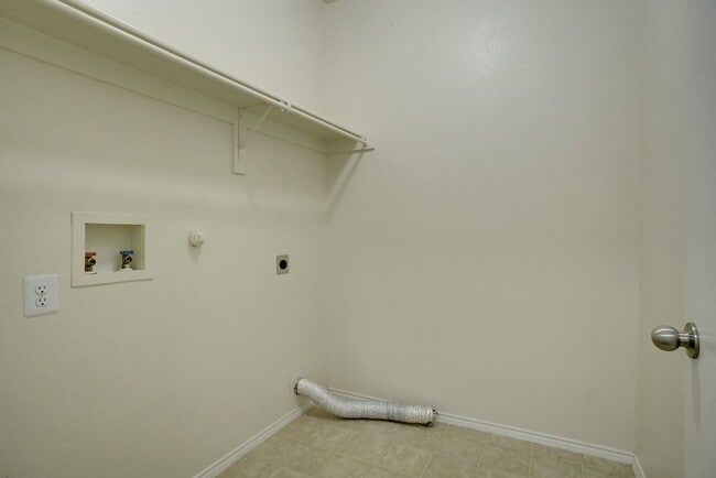 Building Photo - Spacious Duplex Townhome in Quiet Cul-de-Sac | Fresh Paint | 15-Month Lease