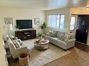 Building Photo - ***MOVE-IN SPECIAL 2 WEEKS FREE***2 Bed, 1.5 Bath Duplex for Rent in Fort Collins!