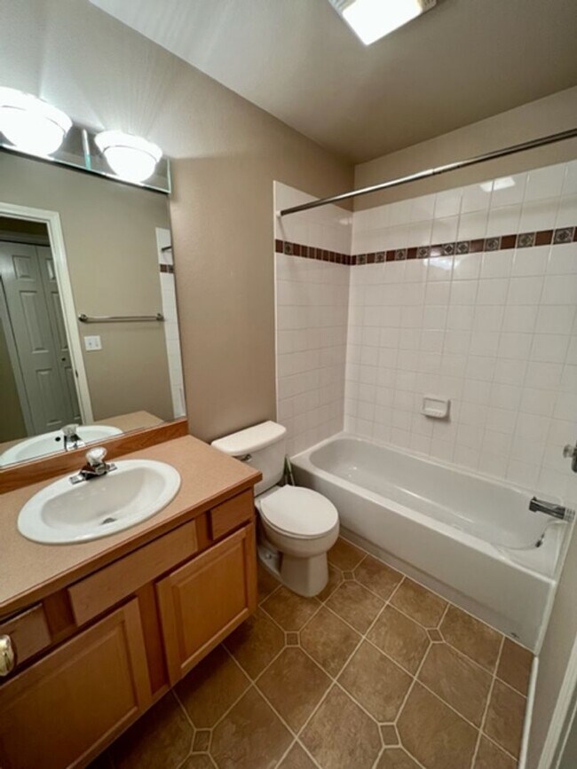 Building Photo - Updated 3 Bedroom Condo!