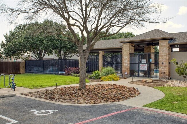 Building Photo - 1107 Middle Brook Dr