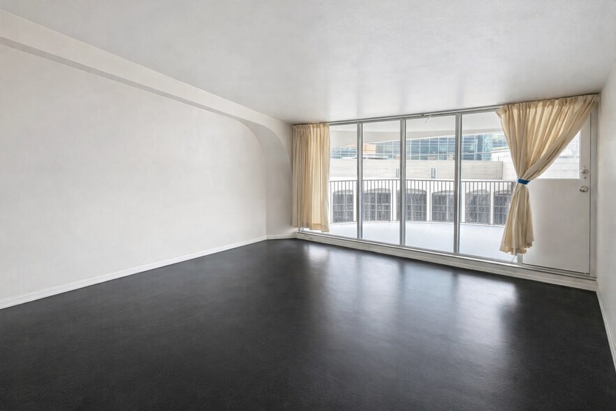 Building Photo - 300 N State St