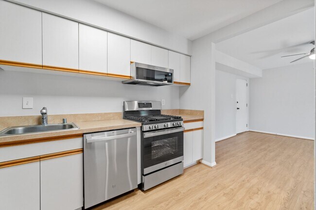 Building Photo - Fairwinds. Renovated and Updated. Spacious 2 bed 2 bath ground level condo in Annapolis!