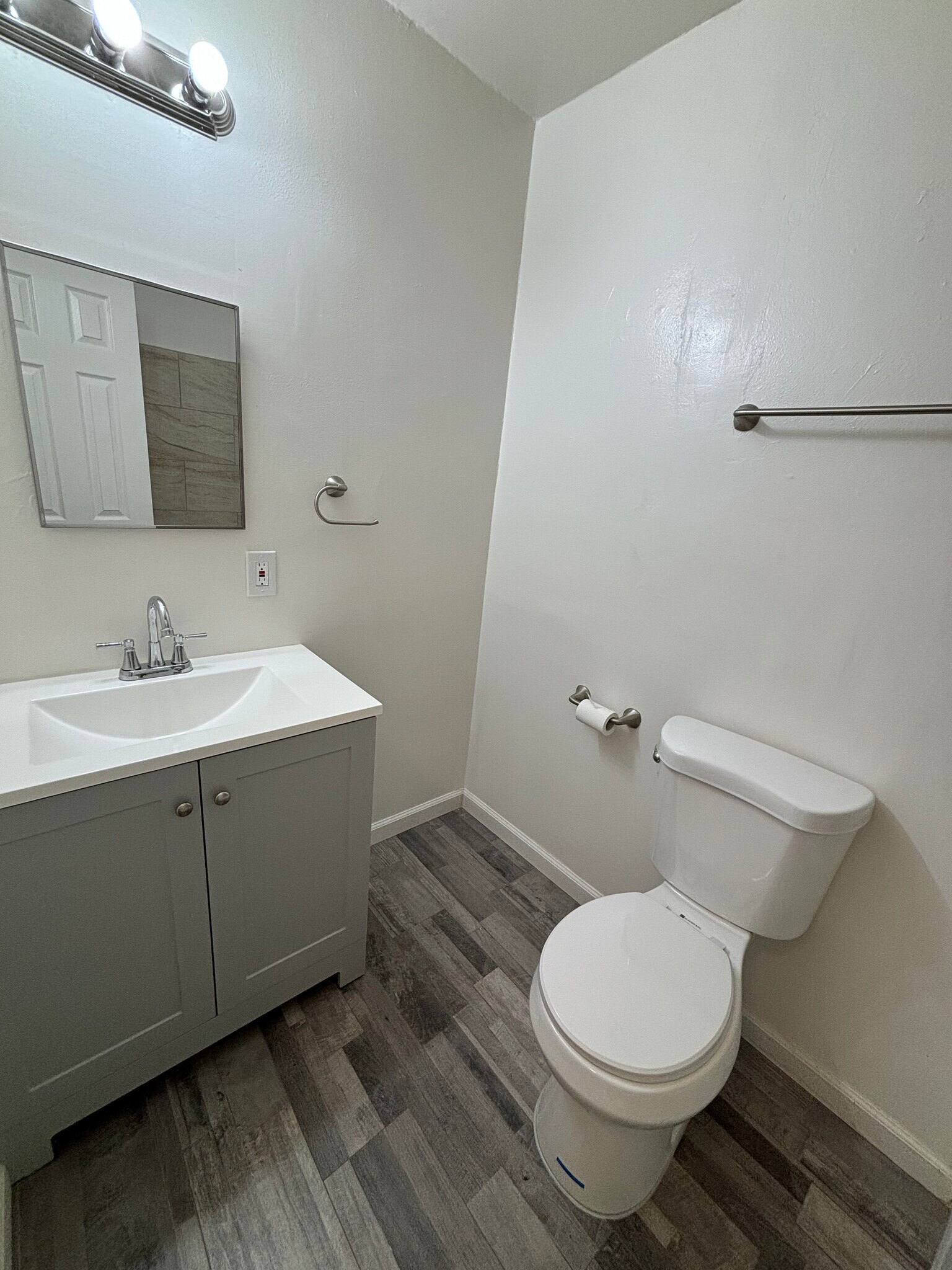 Building Photo - 465 W Ramona Dr