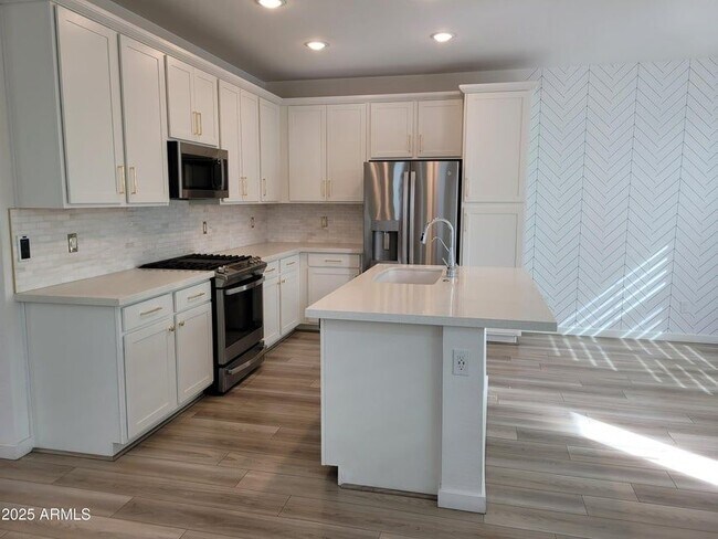 Building Photo - 2754 S Apache Dr