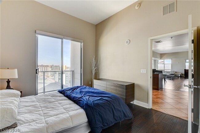 Building Photo - 150 S Las Vegas Blvd