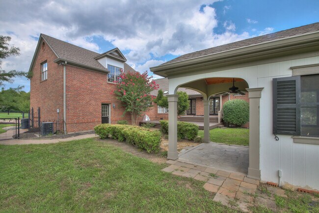 Building Photo - 4335 N Chapel Rd