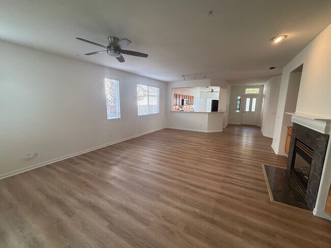 Building Photo - Large Single Level 2 Bedroom 2 Bathroom wi...