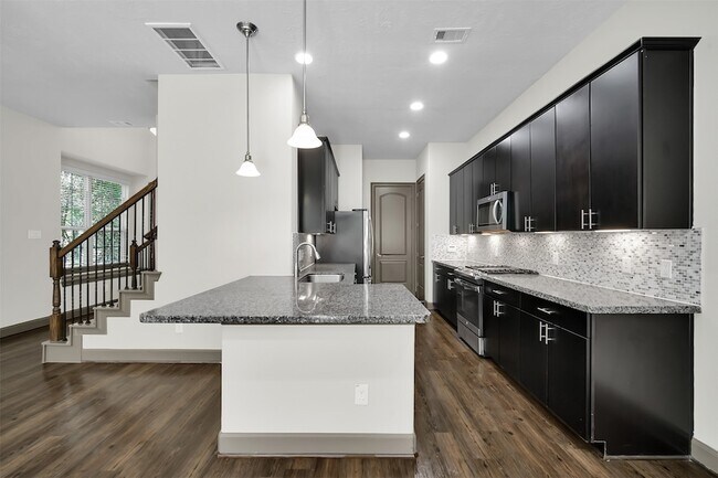 Building Photo - 111 Aventura Pl