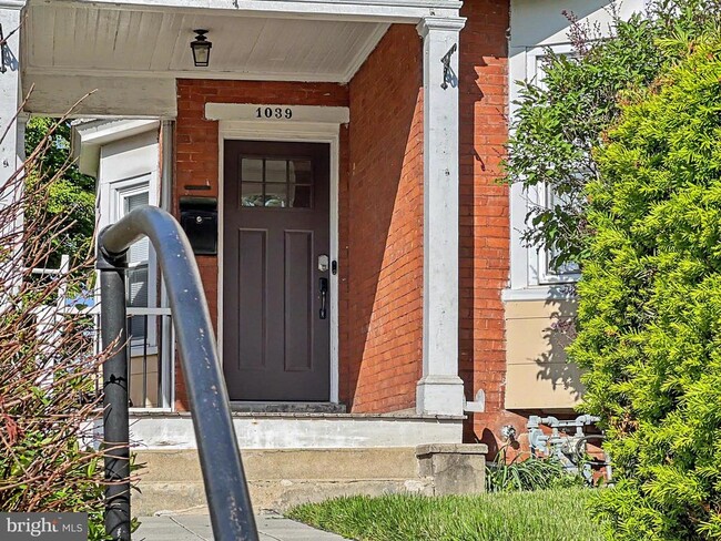 Building Photo - 1039 Rees Ave