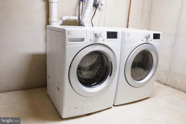 Building Photo - 30 Steeplechase Cir