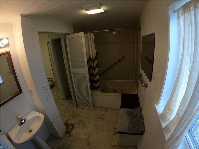 Building Photo - 1600 Cedar Ln