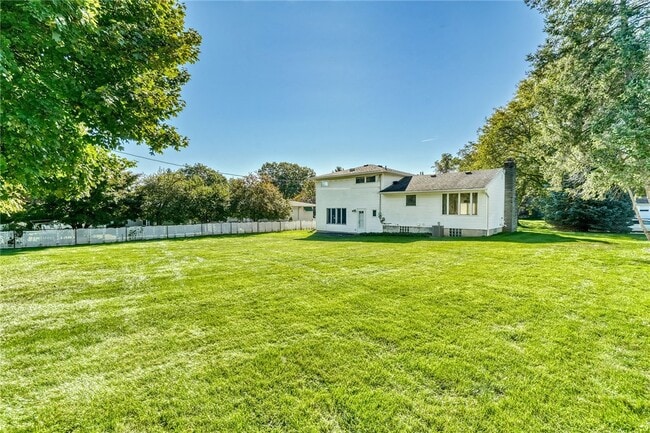 Building Photo - 241 Willowcrest Dr