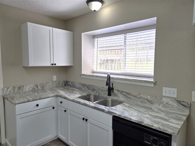 Building Photo - 24015 Farm Hill Dr