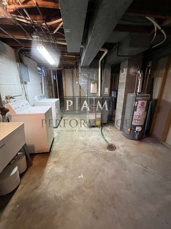 Building Photo - 8862 N Malibu Dr