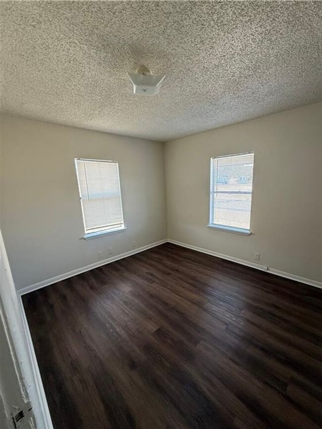 Building Photo - Cozy newly renovated corner lot 3 bedroom 2 bath home available now!