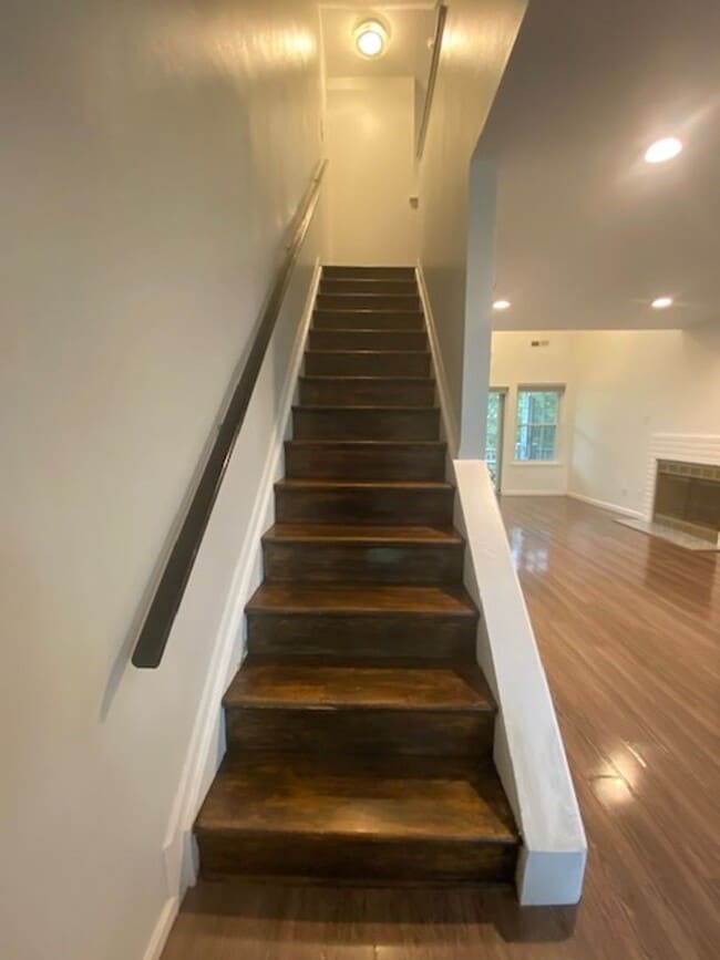 Building Photo - Two Bedroom Three Bathroom Condo in Holland