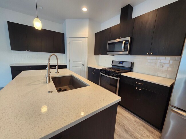 Building Photo - Spacious 3 bed/2.5 bath Townhouse - Gorgeo...