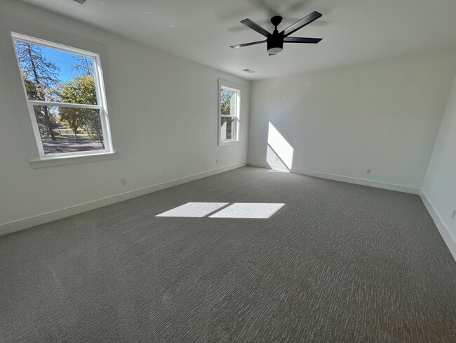 Building Photo - 313 Talons Dr