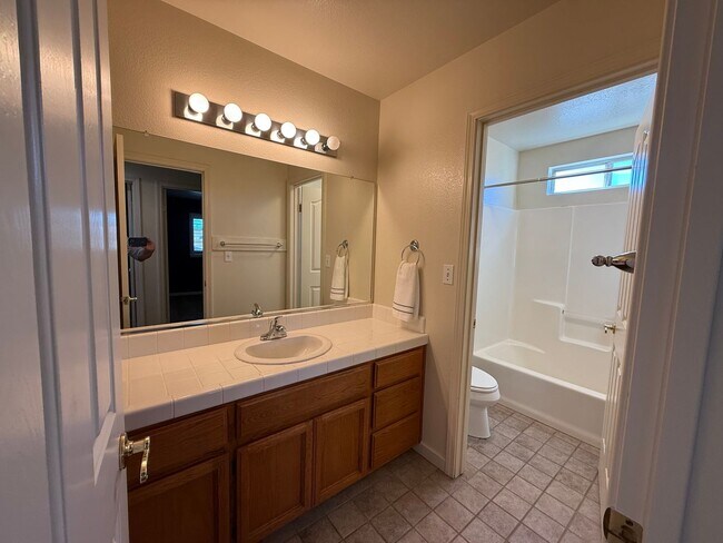 Building Photo - Nicely updated 4-bedroom in Oakdale!