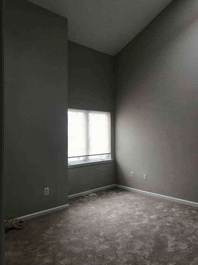 Building Photo - Crestwood 2 bed + Loft Large Condo Availab...
