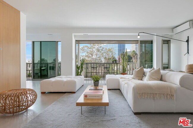 Building Photo - 999 N Doheny Dr